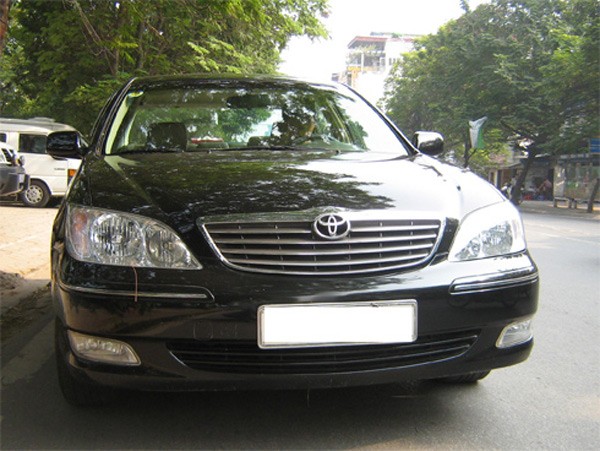 Cuối tháng 11/2011, 320 xe Camry 3.0 do Toyota Việt Nam lắp ráp trong khoảng thời gian từ ngày 8/7/2004 đến ngày 7/4/2005 sẽ được triệu hồi để kiểm tra thay thế puly trục khuỷu. (Ảnh: Hoàng Quân Transportation). Nguyên nhân triệu hồi được hãng xe Nhật lý giải, lượng chất kết dính giữa phần cao su chịu xoắn (vòng trong) và vòng ngoài của puly trục khuỷu không đủ.